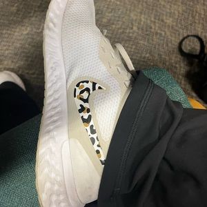 NIKE WHITE CHEETAH RUNNING SHOES